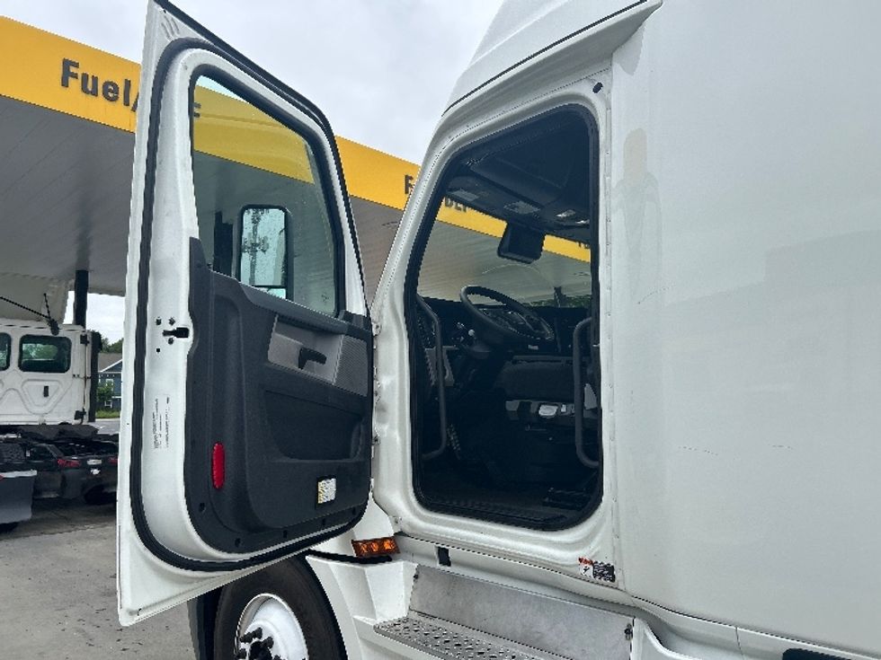 Sleeper Tractor-Heavy Duty Tractors-Freightliner-2022-T12664ST-Cranbury-NJ-541,089\n\t\tmiles-$ 68,500 - Image 9