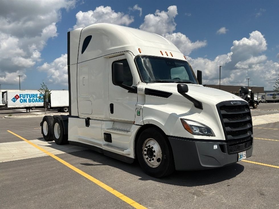 Sleeper Tractor-Heavy Duty Tractors-Freightliner-2022-T12664ST-Crown Point-IN-516,270\n\t\tmiles-$ 73,500 - Image 1