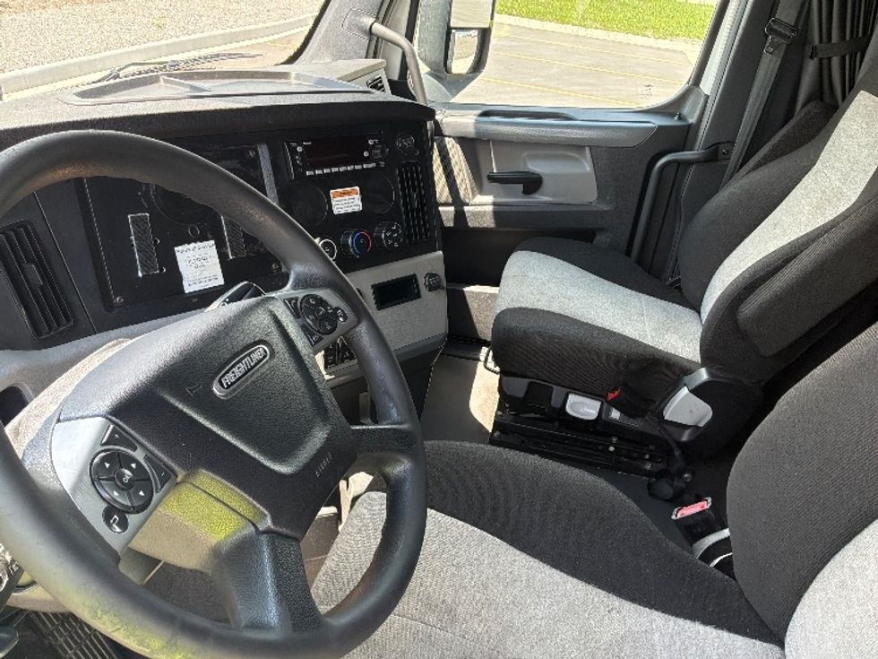 Sleeper Tractor-Heavy Duty Tractors-Freightliner-2022-T12664ST-Crown Point-IN-516,270\n\t\tmiles-$ 73,500 - Image 10