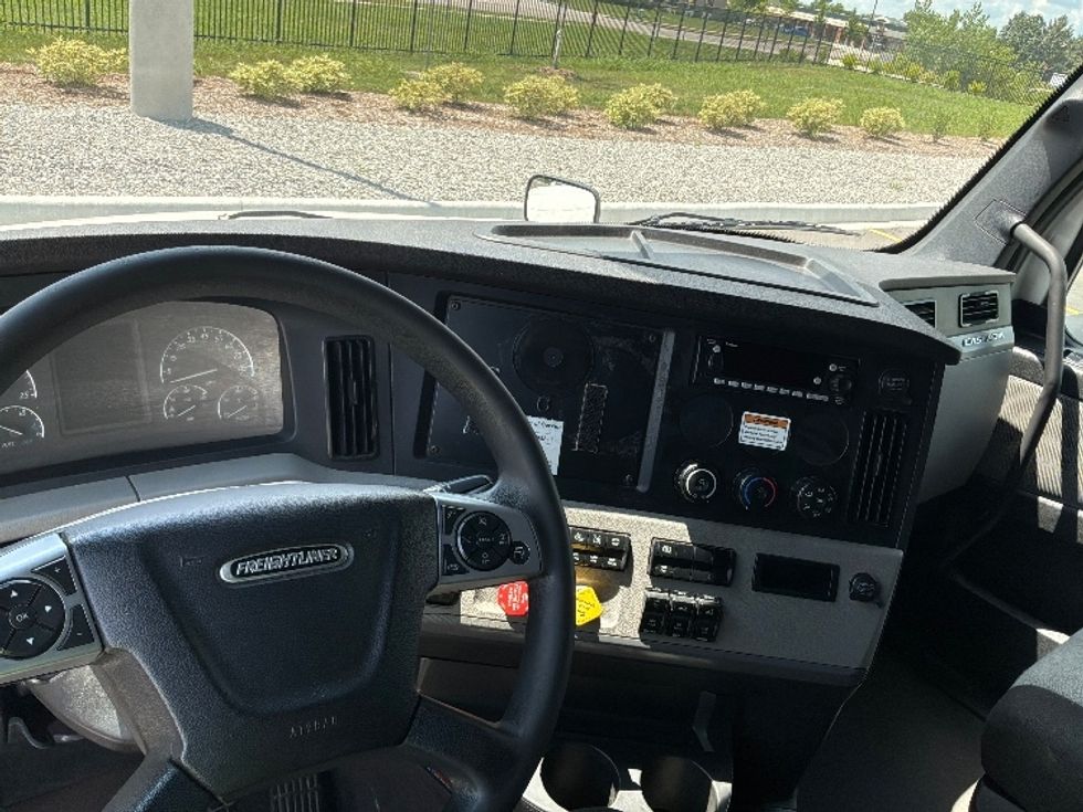 Sleeper Tractor-Heavy Duty Tractors-Freightliner-2022-T12664ST-Crown Point-IN-516,270\n\t\tmiles-$ 73,500 - Image 11