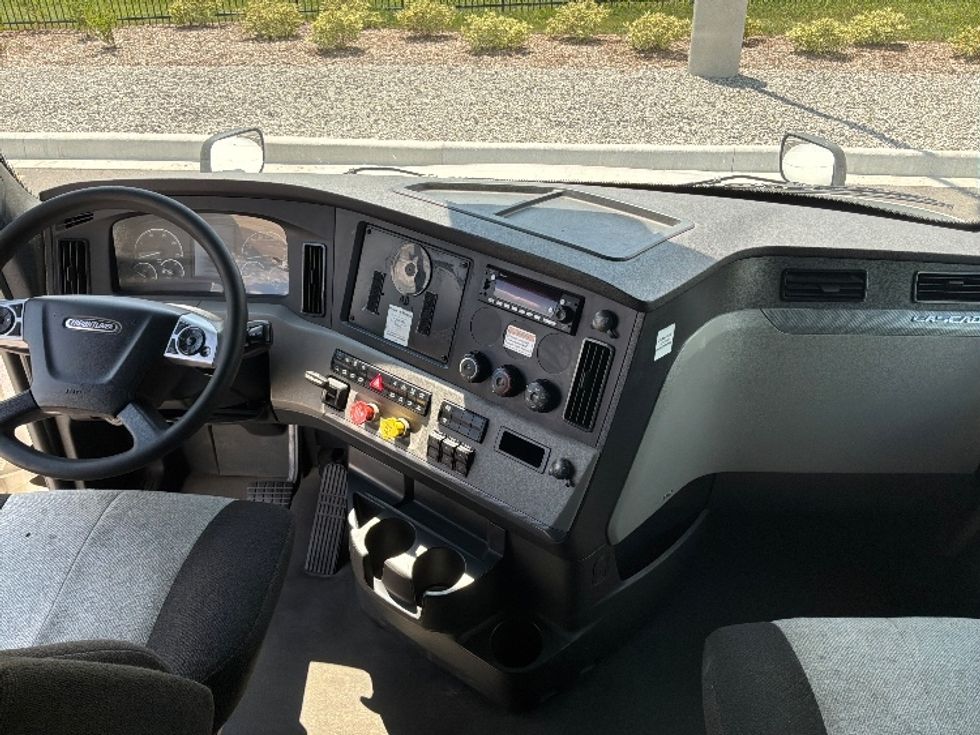 Sleeper Tractor-Heavy Duty Tractors-Freightliner-2022-T12664ST-Crown Point-IN-516,270\n\t\tmiles-$ 73,500 - Image 12