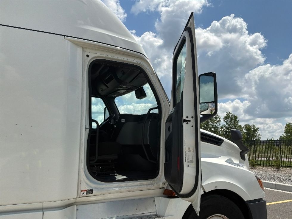 Sleeper Tractor-Heavy Duty Tractors-Freightliner-2022-T12664ST-Crown Point-IN-516,270\n\t\tmiles-$ 73,500 - Image 13