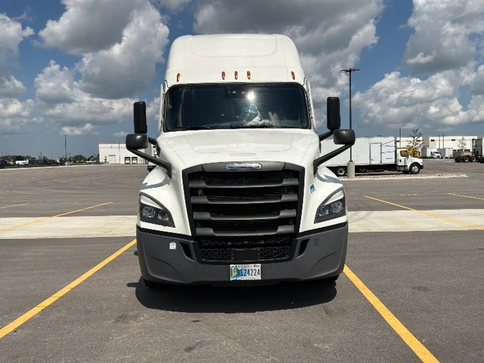 Sleeper Tractor-Heavy Duty Tractors-Freightliner-2022-T12664ST-Crown Point-IN-516,270\n\t\tmiles-$ 73,500 - Image 2