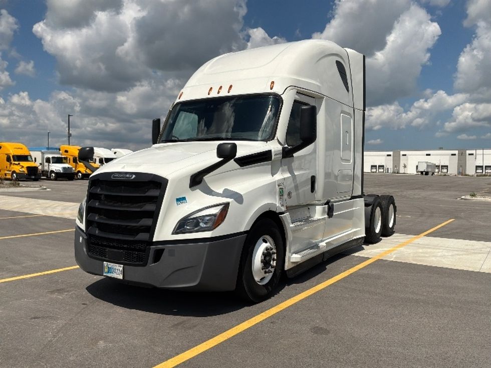 Sleeper Tractor-Heavy Duty Tractors-Freightliner-2022-T12664ST-Crown Point-IN-516,270\n\t\tmiles-$ 73,500 - Image 3