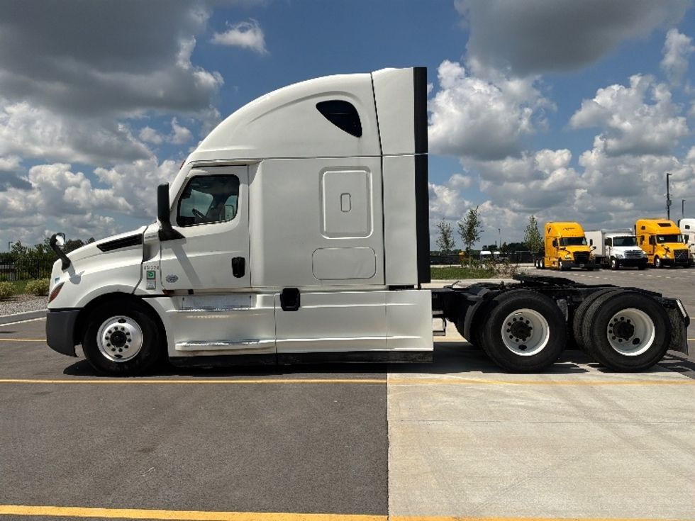 Sleeper Tractor-Heavy Duty Tractors-Freightliner-2022-T12664ST-Crown Point-IN-516,270\n\t\tmiles-$ 73,500 - Image 4