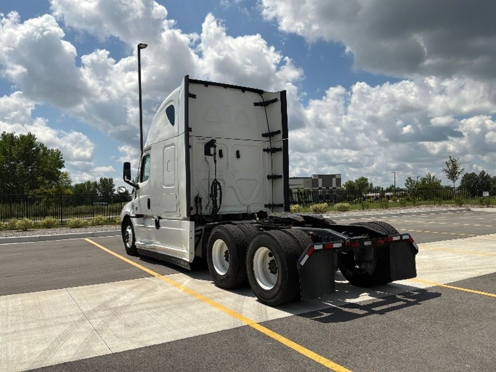 Sleeper Tractor-Heavy Duty Tractors-Freightliner-2022-T12664ST-Crown Point-IN-516,270\n\t\tmiles-$ 73,500 - Image 5