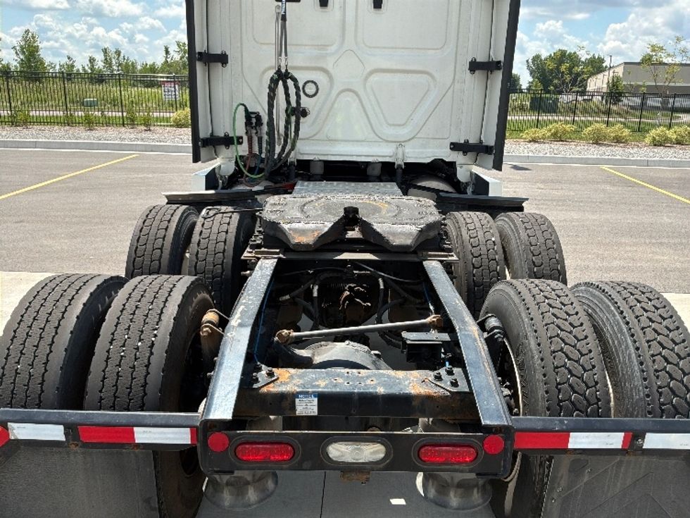 Sleeper Tractor-Heavy Duty Tractors-Freightliner-2022-T12664ST-Crown Point-IN-516,270\n\t\tmiles-$ 73,500 - Image 6