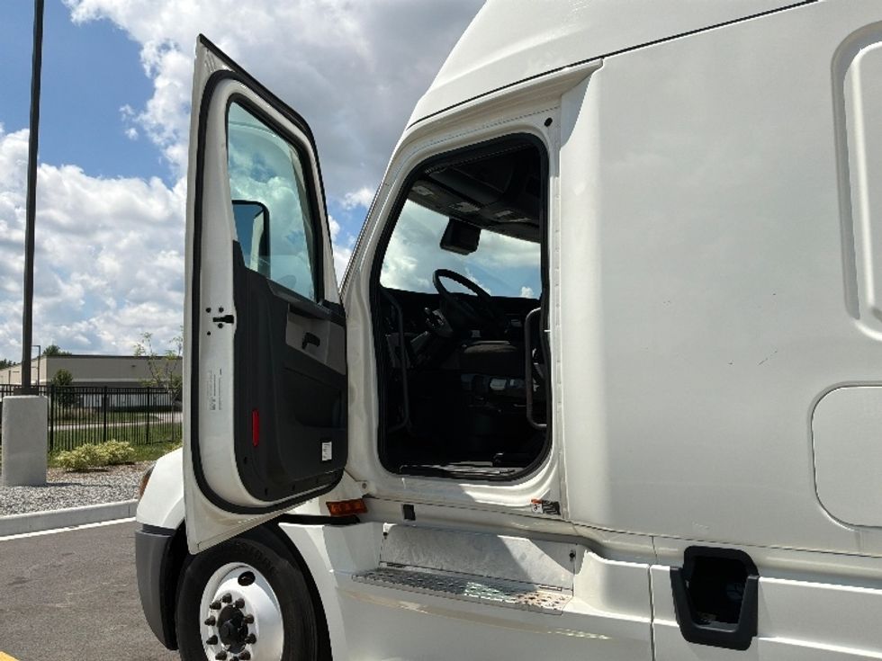 Sleeper Tractor-Heavy Duty Tractors-Freightliner-2022-T12664ST-Crown Point-IN-516,270\n\t\tmiles-$ 73,500 - Image 9