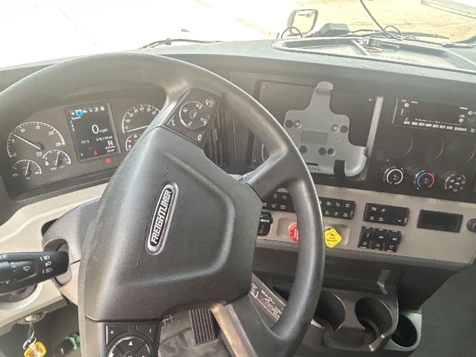 Sleeper Tractor-Heavy Duty Tractors-Freightliner-2022-T12664ST-Dallas-TX-371,682\n\t\tmiles-$ 92,750 - Image 10