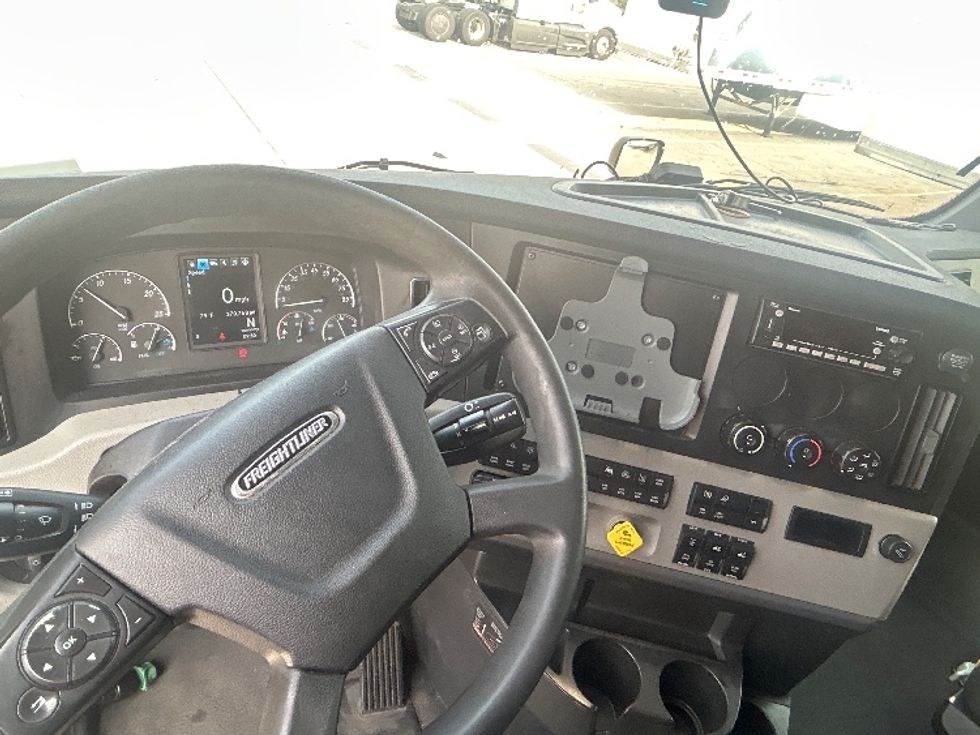 Sleeper Tractor-Heavy Duty Tractors-Freightliner-2022-T12664ST-Dallas-TX-371,682\n\t\tmiles-$ 92,750 - Image 11