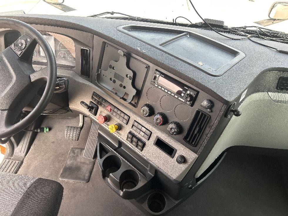 Sleeper Tractor-Heavy Duty Tractors-Freightliner-2022-T12664ST-Dallas-TX-371,682\n\t\tmiles-$ 92,750 - Image 12