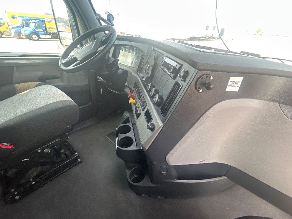 Sleeper Tractor-Heavy Duty Tractors-Freightliner-2022-T12664ST-Dallas-TX-371,682\n\t\tmiles-$ 92,750 - Image 15