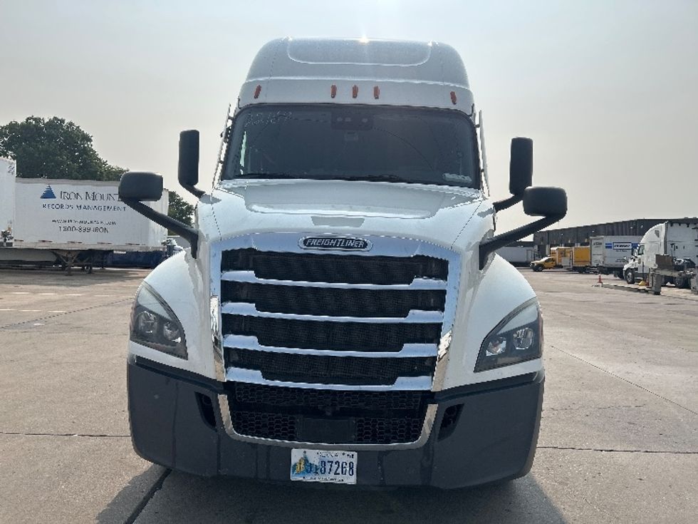 Sleeper Tractor-Heavy Duty Tractors-Freightliner-2022-T12664ST-Dallas-TX-371,682\n\t\tmiles-$ 92,750 - Image 2