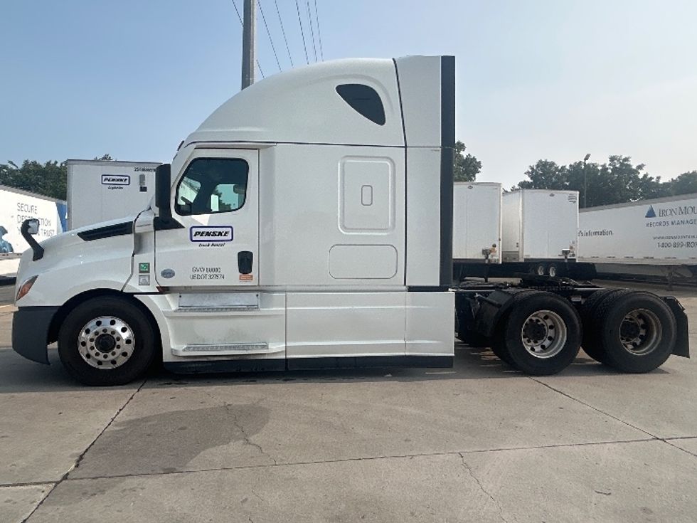 Sleeper Tractor-Heavy Duty Tractors-Freightliner-2022-T12664ST-Dallas-TX-371,682\n\t\tmiles-$ 92,750 - Image 4