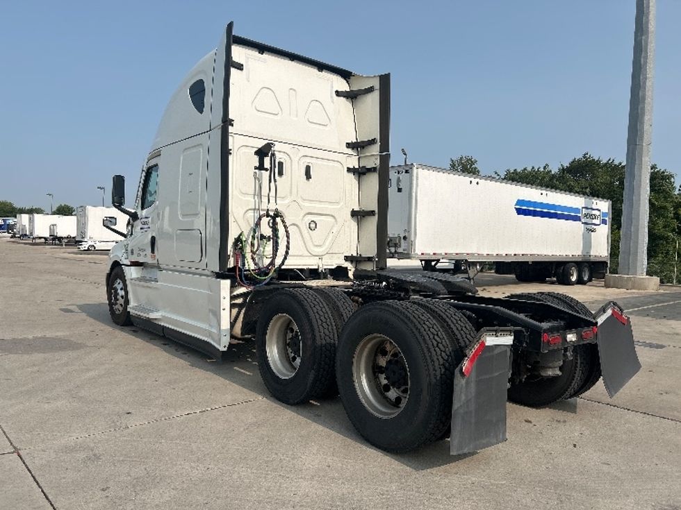 Sleeper Tractor-Heavy Duty Tractors-Freightliner-2022-T12664ST-Dallas-TX-371,682\n\t\tmiles-$ 92,750 - Image 5