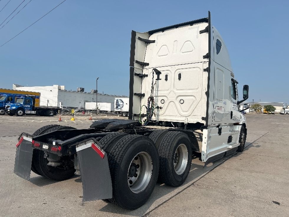 Sleeper Tractor-Heavy Duty Tractors-Freightliner-2022-T12664ST-Dallas-TX-371,682\n\t\tmiles-$ 92,750 - Image 7