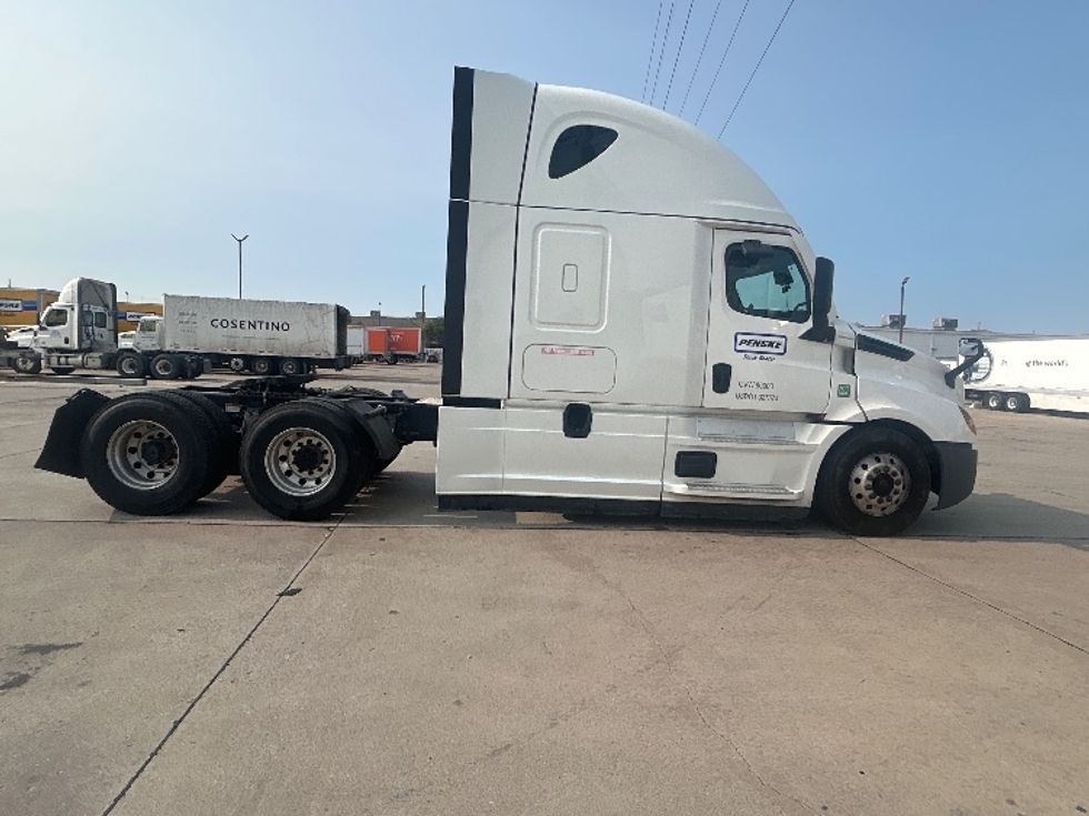 Sleeper Tractor-Heavy Duty Tractors-Freightliner-2022-T12664ST-Dallas-TX-371,682\n\t\tmiles-$ 92,750 - Image 8
