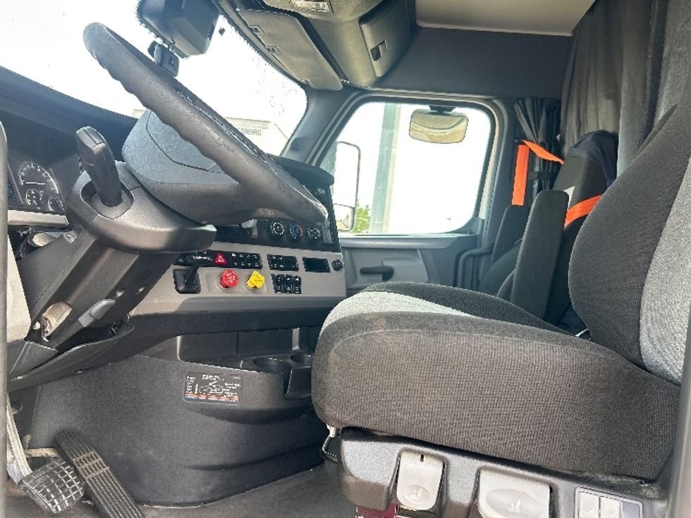 Sleeper Tractor-Heavy Duty Tractors-Freightliner-2022-T12664ST-Dallas-TX-371,682\n\t\tmiles-$ 92,750 - Image 9