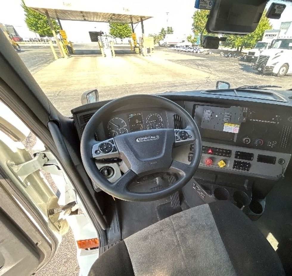 Sleeper Tractor-Heavy Duty Tractors-Freightliner-2022-T12664ST-Dallas-TX-475,731\n\t\tmiles-$ 78,500 - Image 11