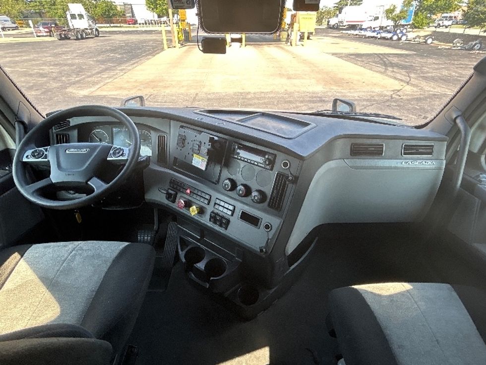 Sleeper Tractor-Heavy Duty Tractors-Freightliner-2022-T12664ST-Dallas-TX-475,731\n\t\tmiles-$ 78,500 - Image 12