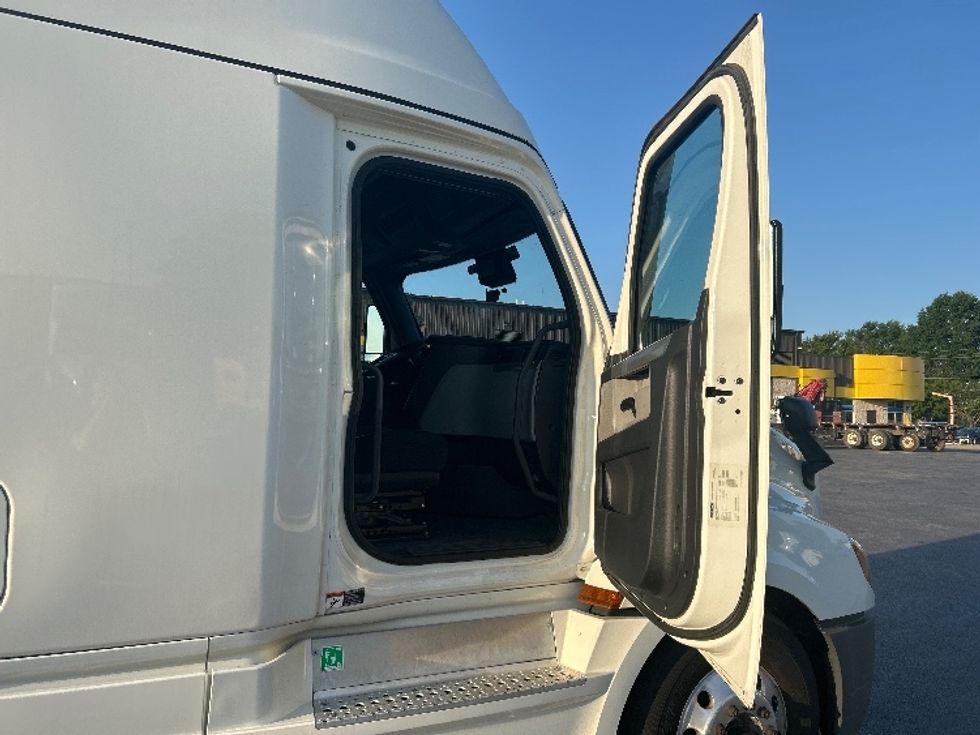 Sleeper Tractor-Heavy Duty Tractors-Freightliner-2022-T12664ST-Dallas-TX-475,731\n\t\tmiles-$ 78,500 - Image 13