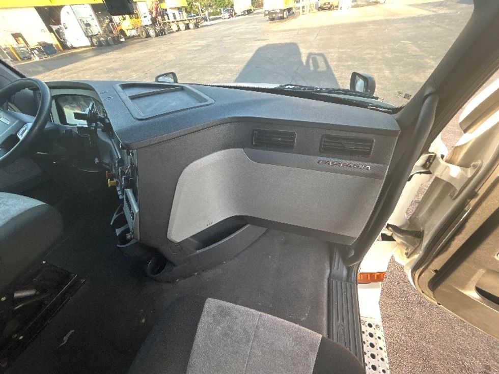 Sleeper Tractor-Heavy Duty Tractors-Freightliner-2022-T12664ST-Dallas-TX-475,731\n\t\tmiles-$ 78,500 - Image 14
