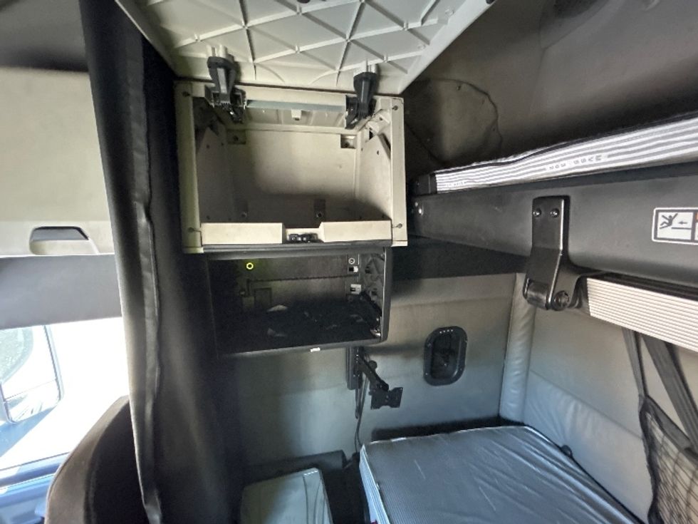 Sleeper Tractor-Heavy Duty Tractors-Freightliner-2022-T12664ST-Dallas-TX-475,731\n\t\tmiles-$ 78,500 - Image 19