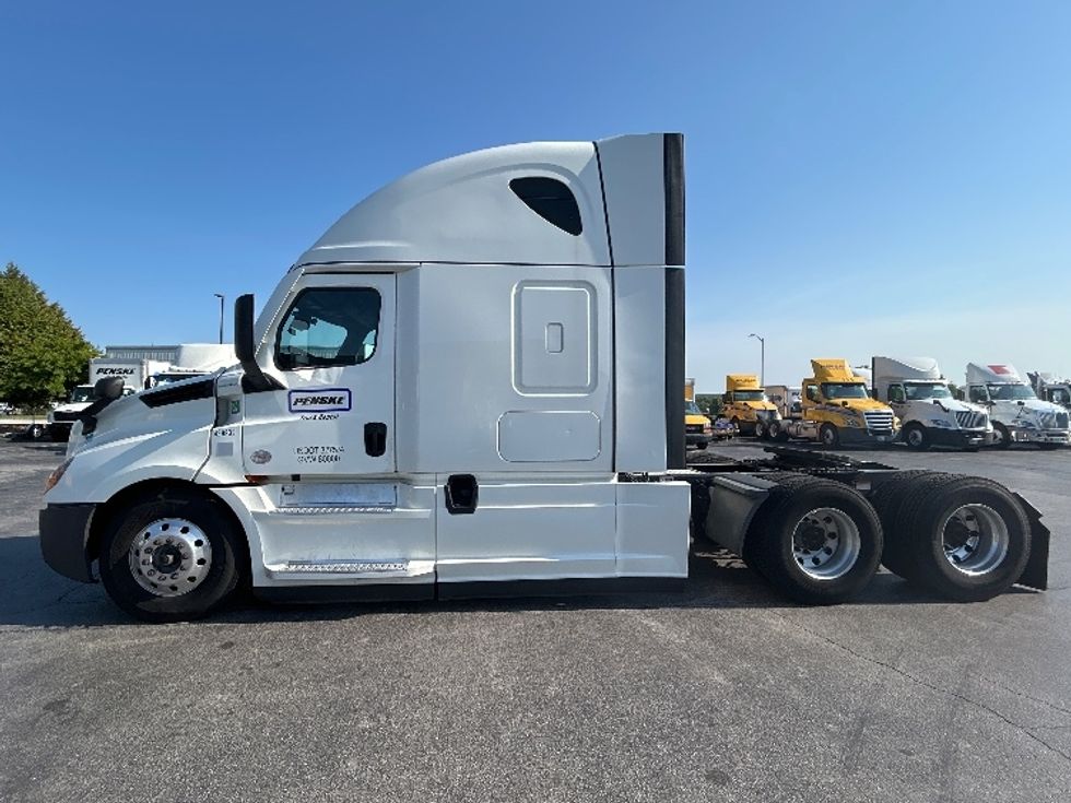 Sleeper Tractor-Heavy Duty Tractors-Freightliner-2022-T12664ST-Dallas-TX-475,731\n\t\tmiles-$ 78,500 - Image 4