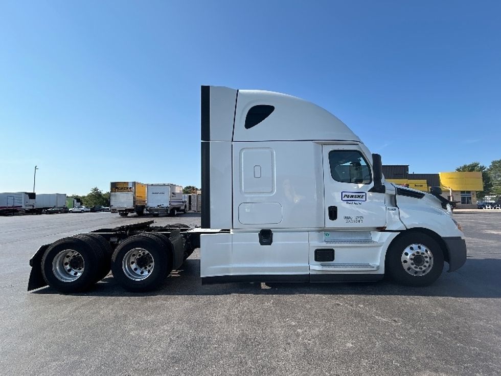 Sleeper Tractor-Heavy Duty Tractors-Freightliner-2022-T12664ST-Dallas-TX-475,731\n\t\tmiles-$ 78,500 - Image 8