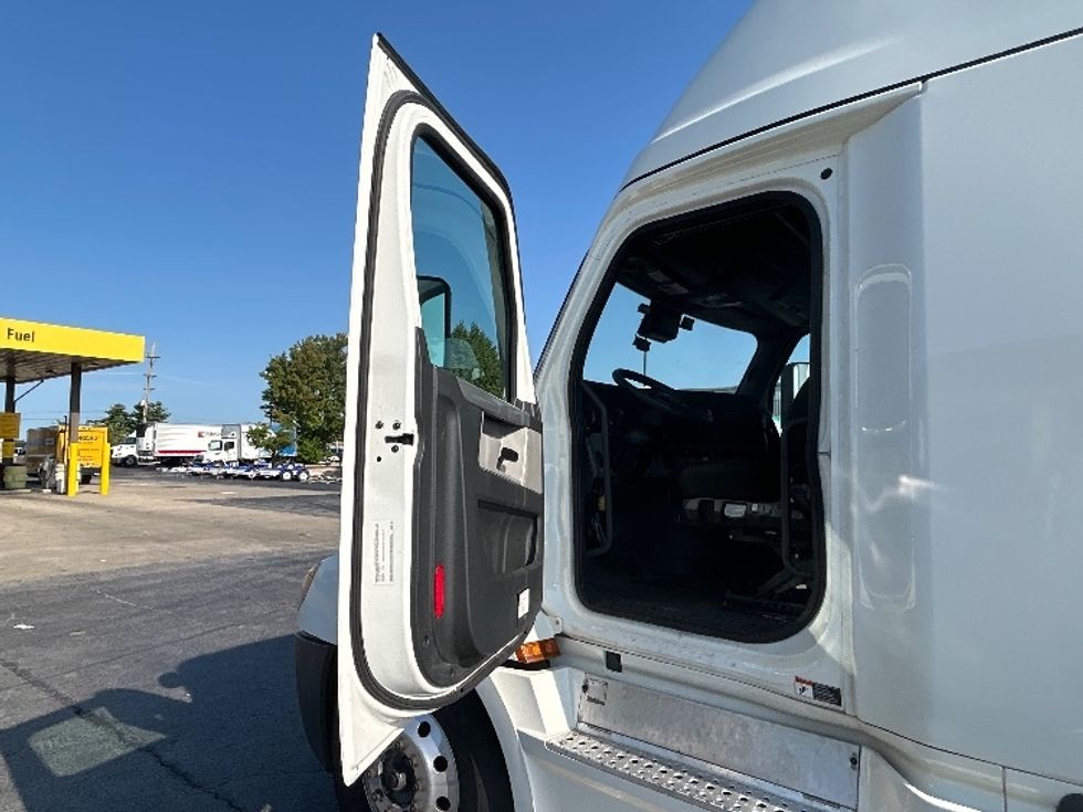 Sleeper Tractor-Heavy Duty Tractors-Freightliner-2022-T12664ST-Dallas-TX-475,731\n\t\tmiles-$ 78,500 - Image 9