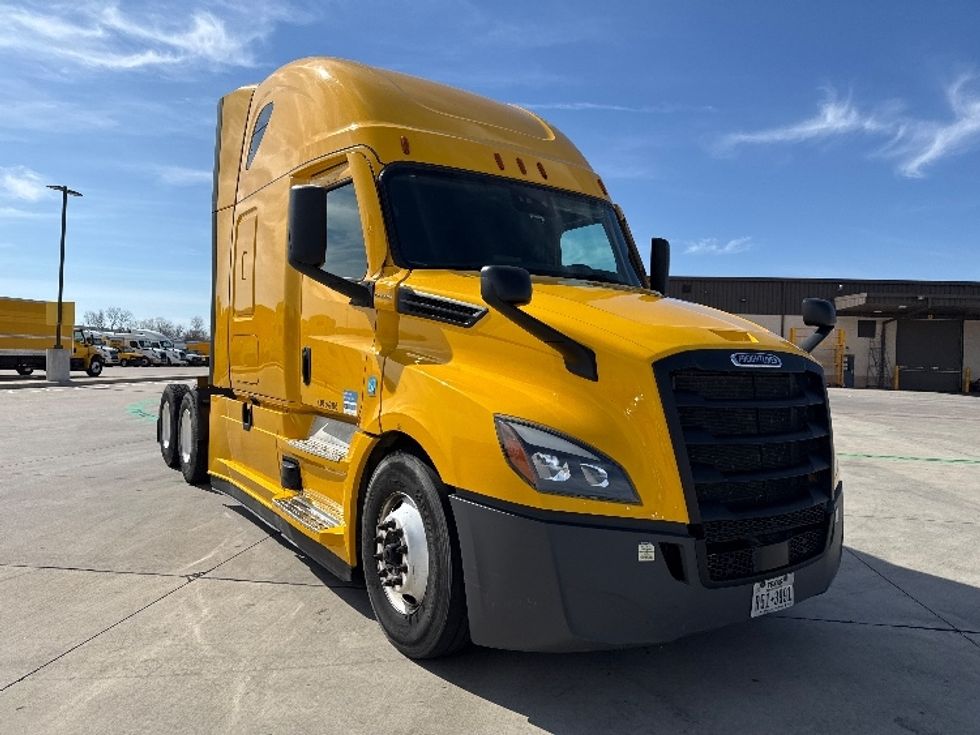 Sleeper Tractor-Heavy Duty Tractors-Freightliner-2022-T12664ST-Dallas-TX-477,223\n\t\tmiles-$ 69,250 - Image 1