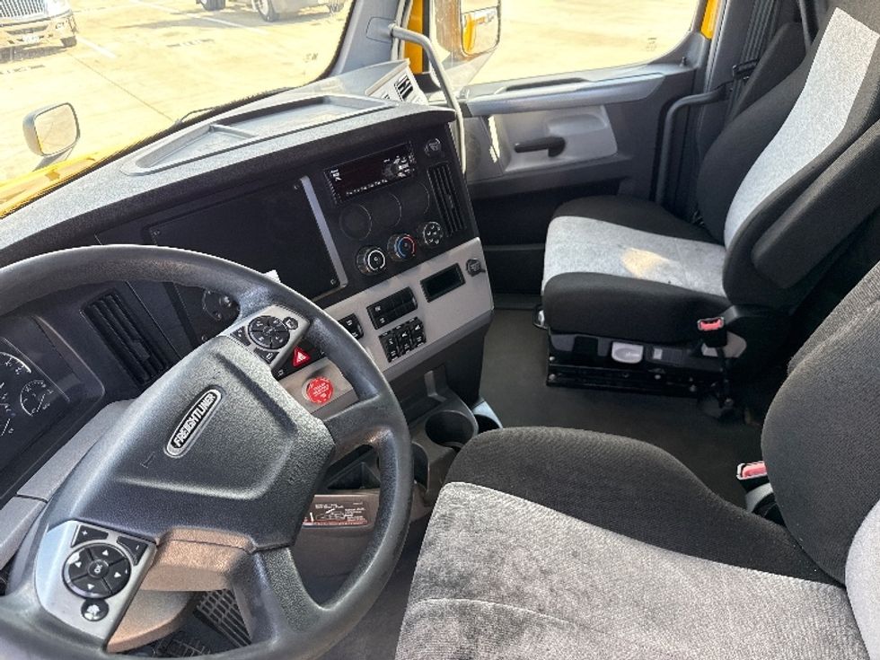 Sleeper Tractor-Heavy Duty Tractors-Freightliner-2022-T12664ST-Dallas-TX-477,223\n\t\tmiles-$ 69,250 - Image 10
