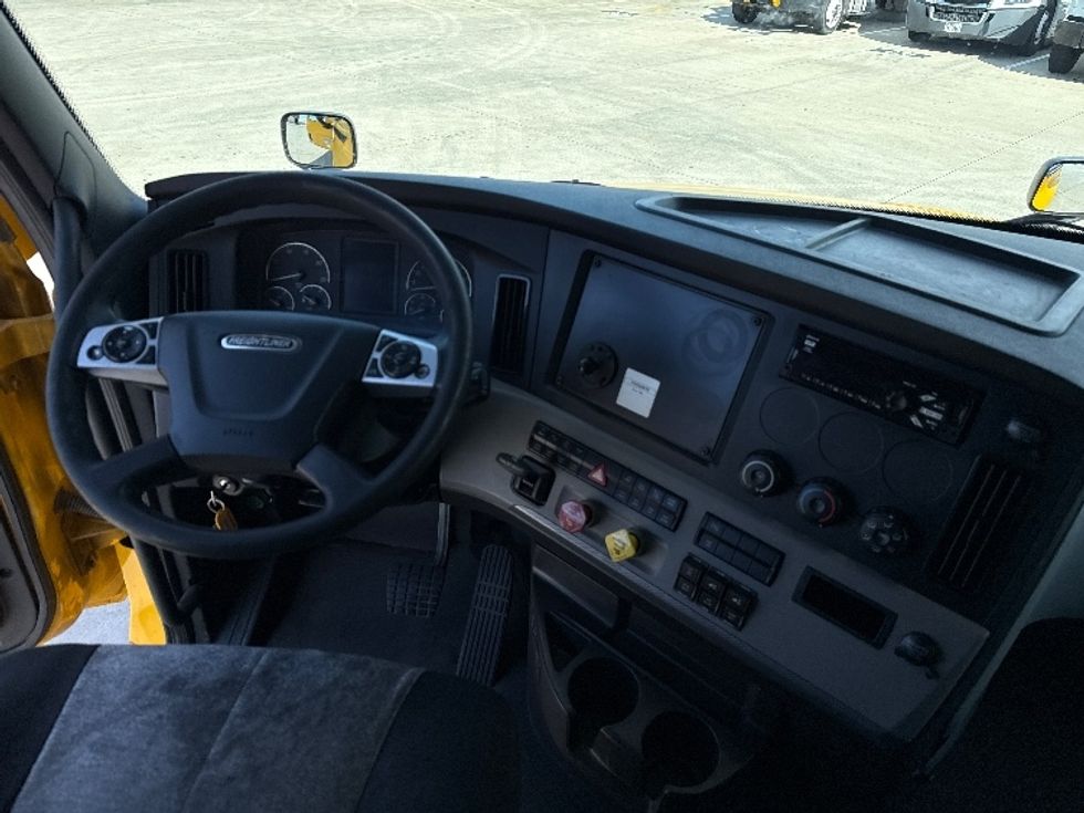 Sleeper Tractor-Heavy Duty Tractors-Freightliner-2022-T12664ST-Dallas-TX-477,223\n\t\tmiles-$ 69,250 - Image 11