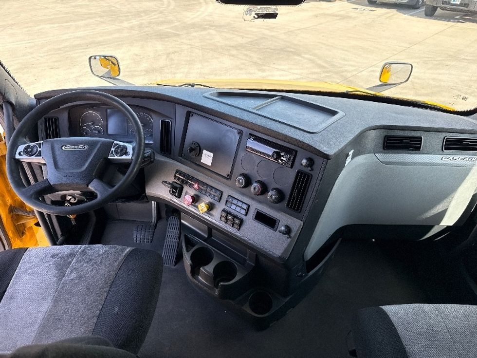 Sleeper Tractor-Heavy Duty Tractors-Freightliner-2022-T12664ST-Dallas-TX-477,223\n\t\tmiles-$ 69,250 - Image 12