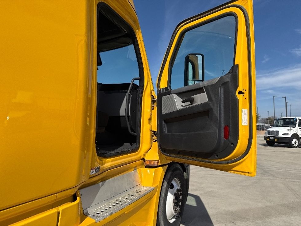 Sleeper Tractor-Heavy Duty Tractors-Freightliner-2022-T12664ST-Dallas-TX-477,223\n\t\tmiles-$ 69,250 - Image 13