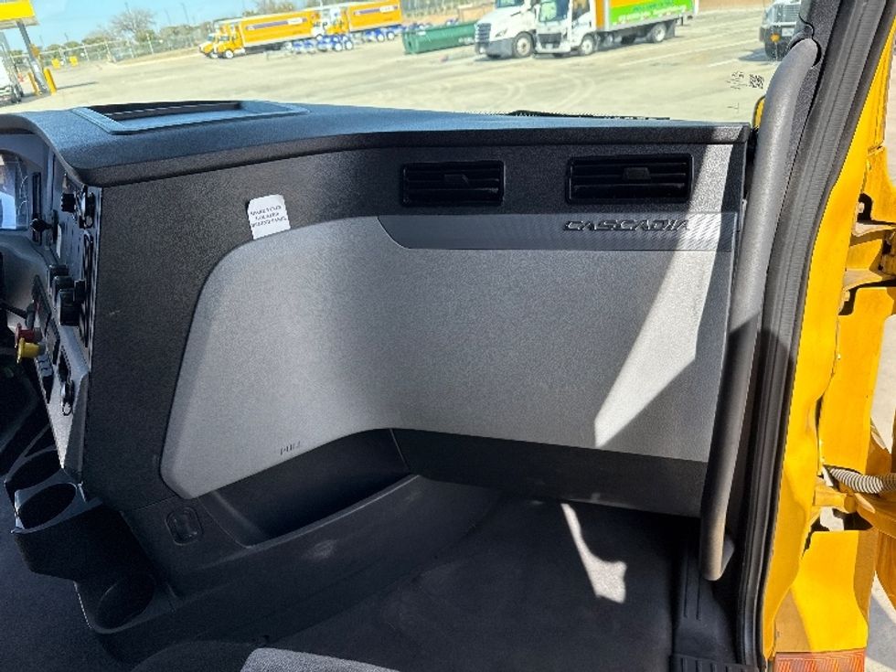 Sleeper Tractor-Heavy Duty Tractors-Freightliner-2022-T12664ST-Dallas-TX-477,223\n\t\tmiles-$ 69,250 - Image 14