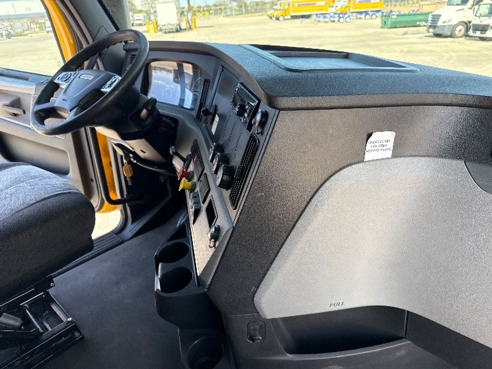 Sleeper Tractor-Heavy Duty Tractors-Freightliner-2022-T12664ST-Dallas-TX-477,223\n\t\tmiles-$ 69,250 - Image 15