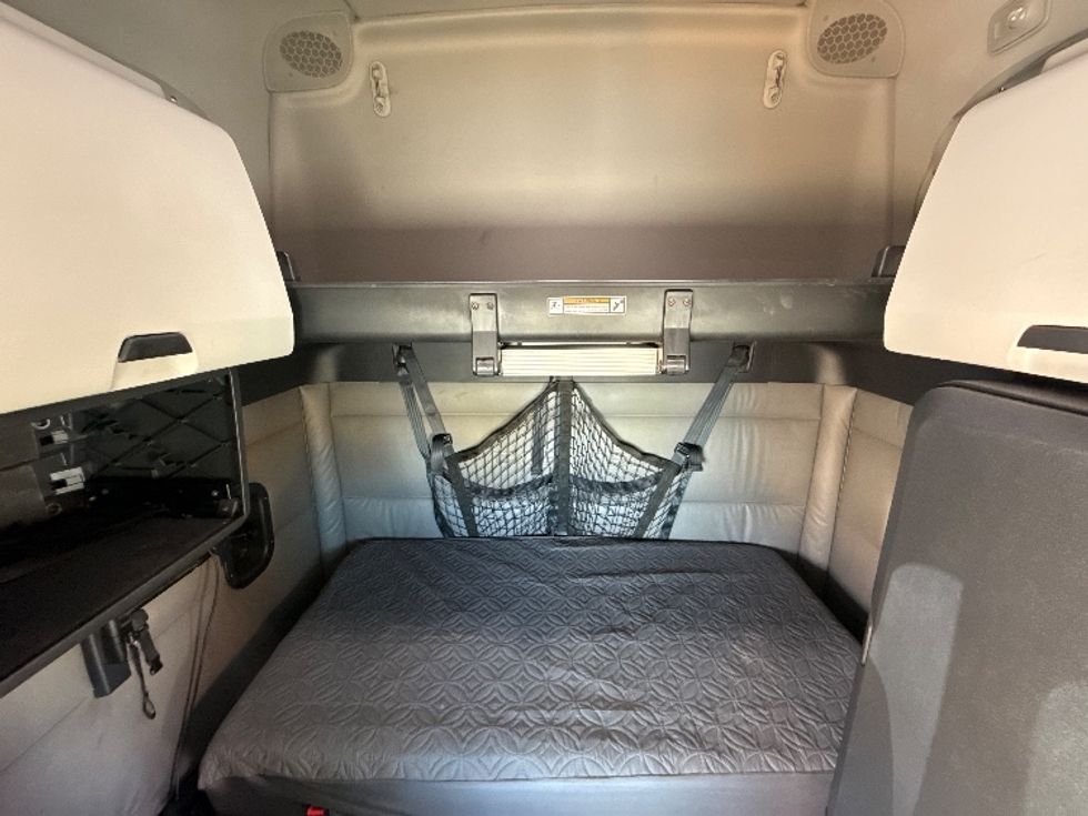 Sleeper Tractor-Heavy Duty Tractors-Freightliner-2022-T12664ST-Dallas-TX-477,223\n\t\tmiles-$ 69,250 - Image 16