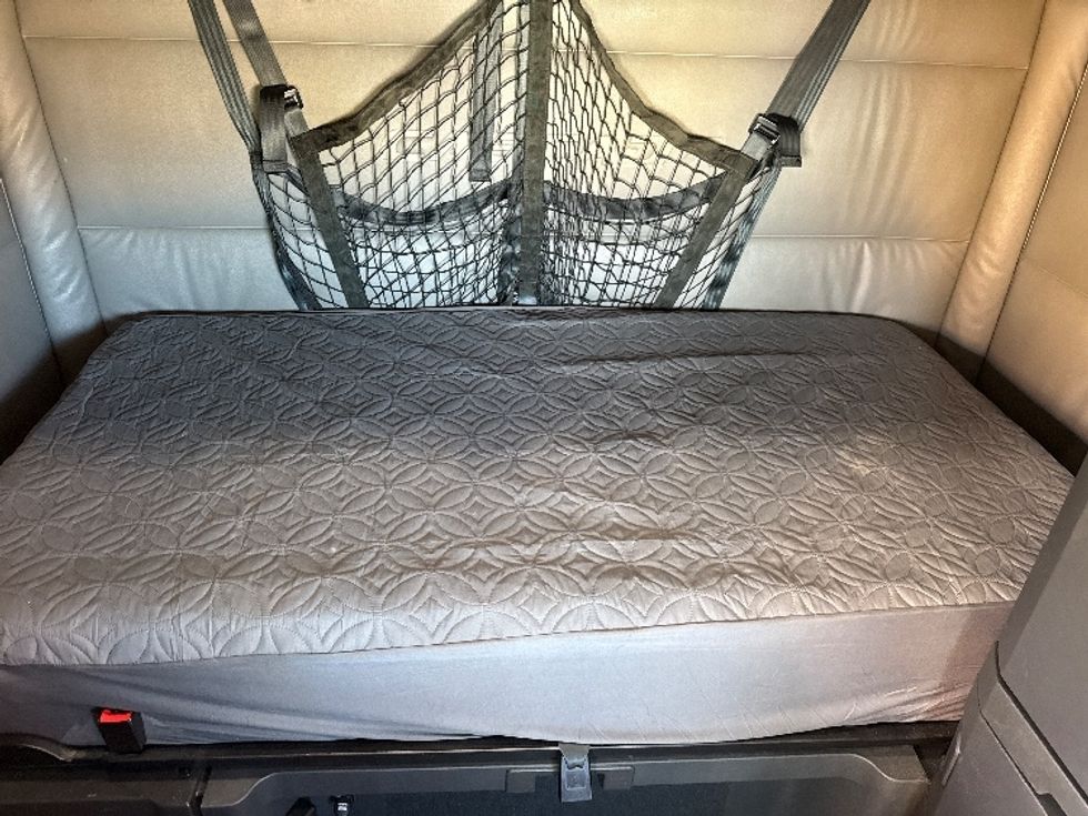 Sleeper Tractor-Heavy Duty Tractors-Freightliner-2022-T12664ST-Dallas-TX-477,223\n\t\tmiles-$ 69,250 - Image 17