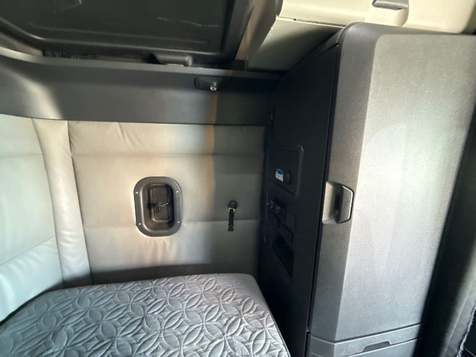 Sleeper Tractor-Heavy Duty Tractors-Freightliner-2022-T12664ST-Dallas-TX-477,223\n\t\tmiles-$ 69,250 - Image 18