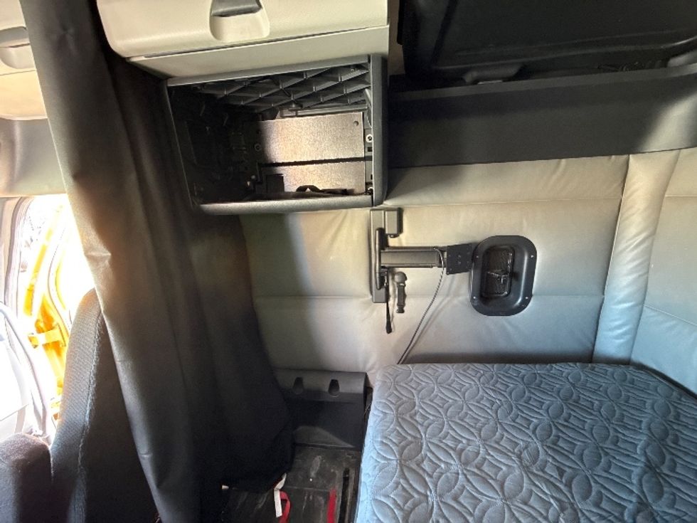 Sleeper Tractor-Heavy Duty Tractors-Freightliner-2022-T12664ST-Dallas-TX-477,223\n\t\tmiles-$ 69,250 - Image 19