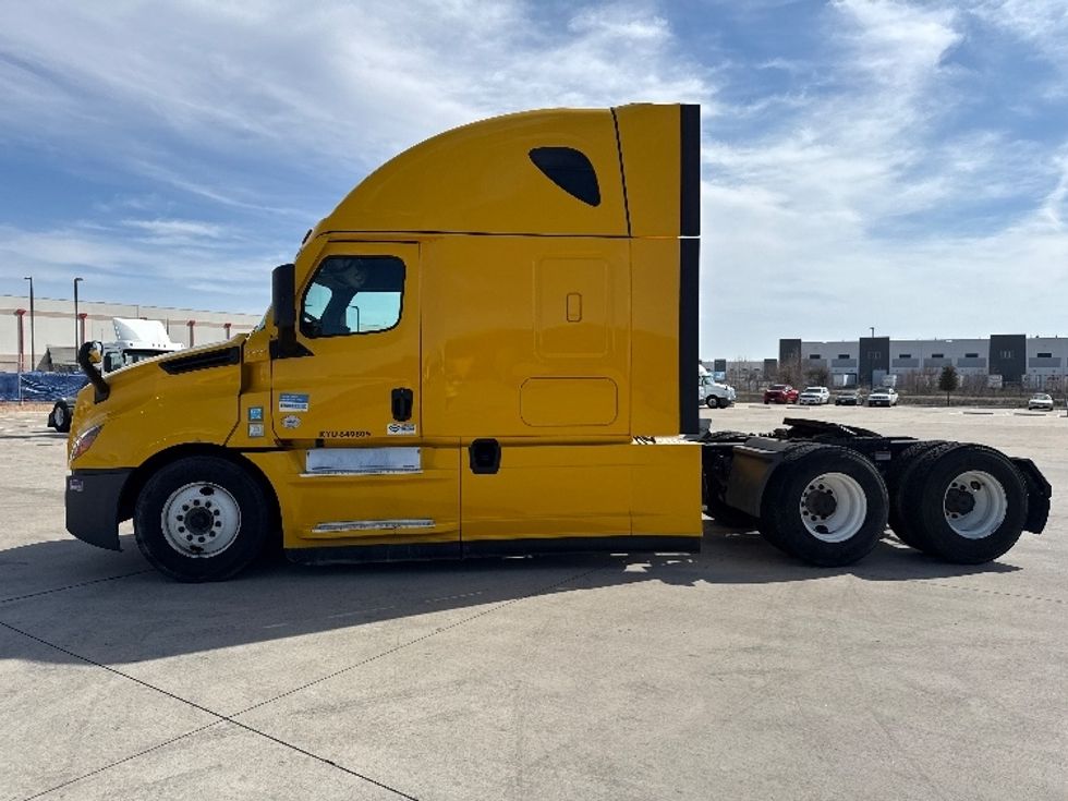Sleeper Tractor-Heavy Duty Tractors-Freightliner-2022-T12664ST-Dallas-TX-477,223\n\t\tmiles-$ 69,250 - Image 4