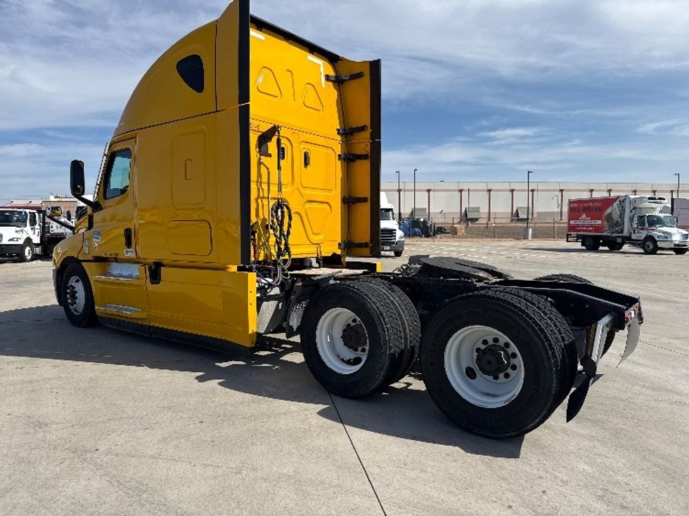 Sleeper Tractor-Heavy Duty Tractors-Freightliner-2022-T12664ST-Dallas-TX-477,223\n\t\tmiles-$ 69,250 - Image 5