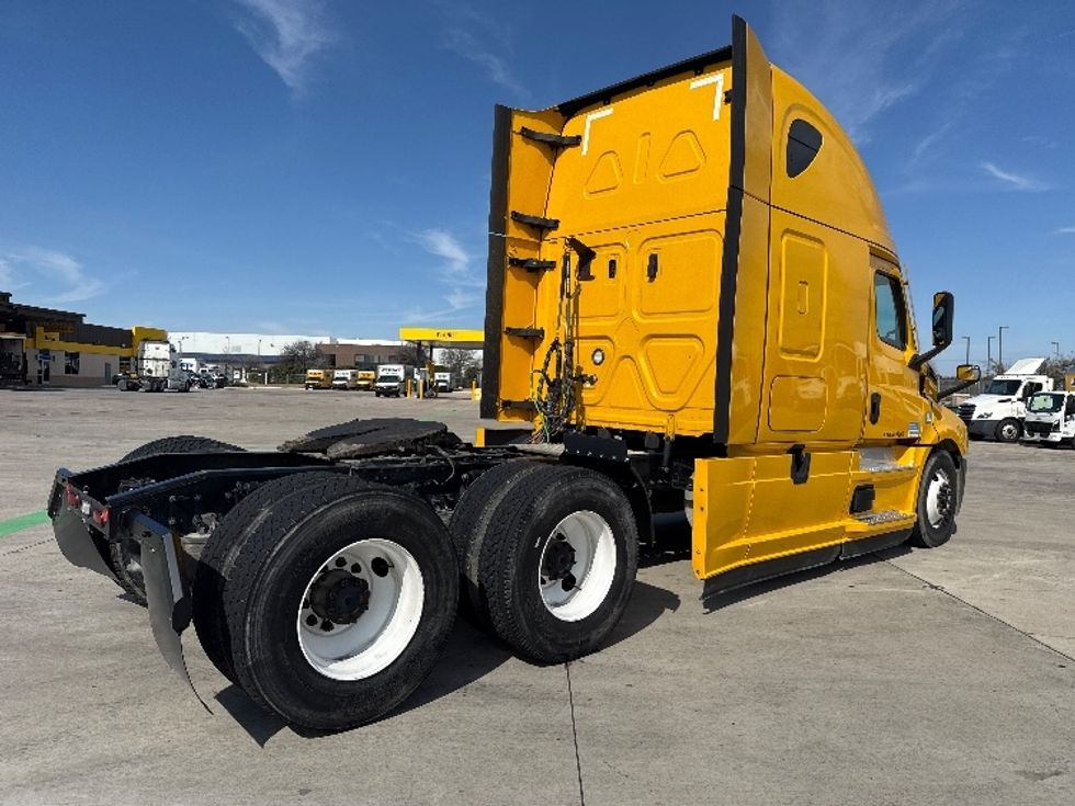 Sleeper Tractor-Heavy Duty Tractors-Freightliner-2022-T12664ST-Dallas-TX-477,223\n\t\tmiles-$ 69,250 - Image 7