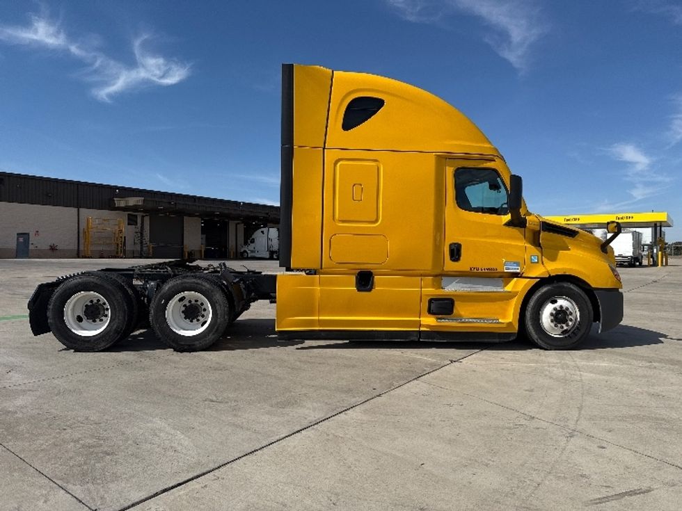 Sleeper Tractor-Heavy Duty Tractors-Freightliner-2022-T12664ST-Dallas-TX-477,223\n\t\tmiles-$ 69,250 - Image 8