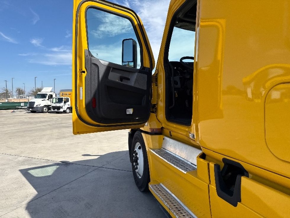 Sleeper Tractor-Heavy Duty Tractors-Freightliner-2022-T12664ST-Dallas-TX-477,223\n\t\tmiles-$ 69,250 - Image 9