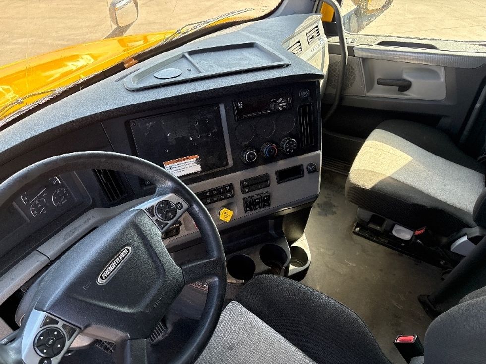 Sleeper Tractor-Heavy Duty Tractors-Freightliner-2022-T12664ST-Dallas-TX-479,668\n\t\tmiles-$ 69,000 - Image 10