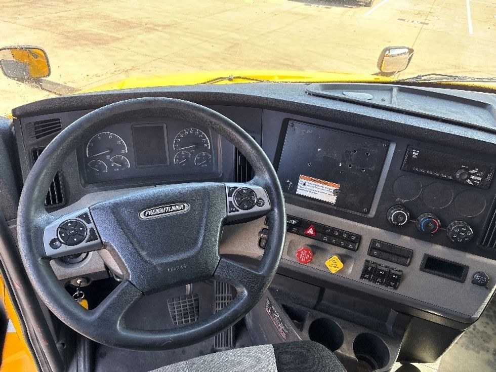 Sleeper Tractor-Heavy Duty Tractors-Freightliner-2022-T12664ST-Dallas-TX-479,668\n\t\tmiles-$ 69,000 - Image 11