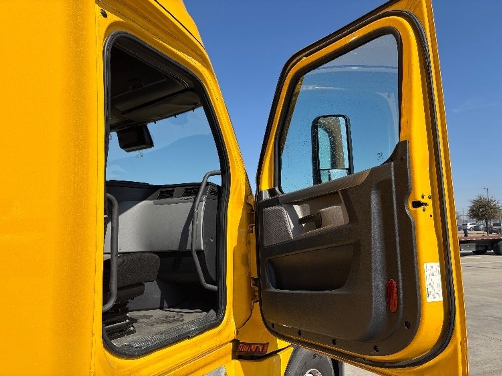 Sleeper Tractor-Heavy Duty Tractors-Freightliner-2022-T12664ST-Dallas-TX-479,668\n\t\tmiles-$ 69,000 - Image 13