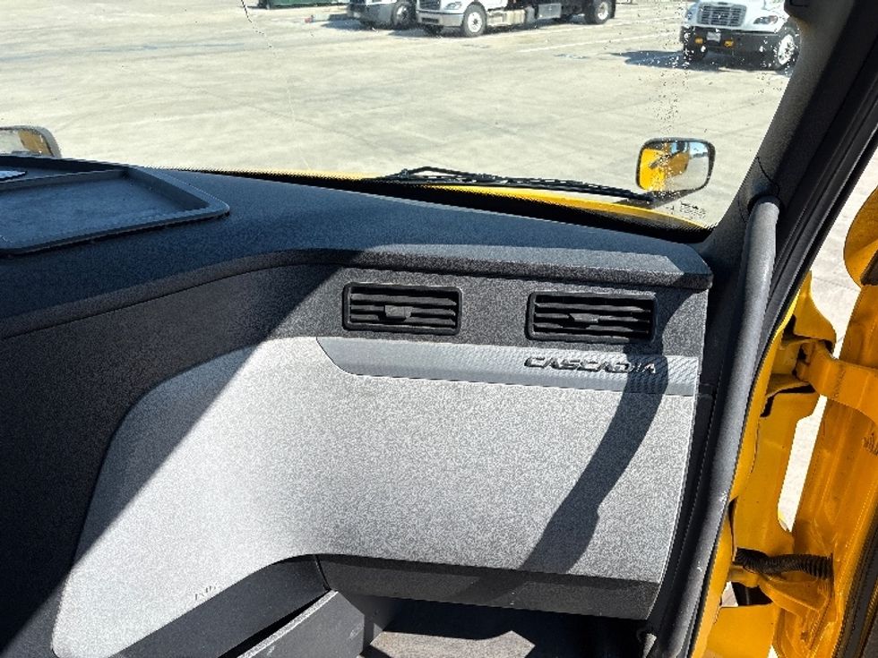 Sleeper Tractor-Heavy Duty Tractors-Freightliner-2022-T12664ST-Dallas-TX-479,668\n\t\tmiles-$ 69,000 - Image 14